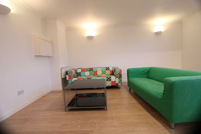 2 Bedroom Flat To Rent In Brixton Road, Brixton, SW9