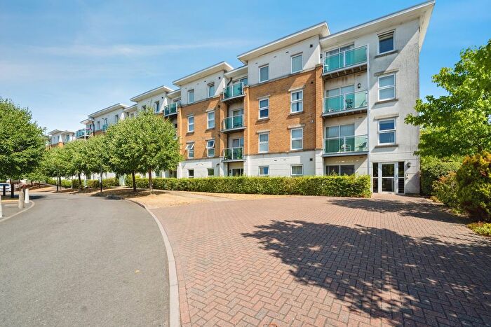 2 Bedroom Flat For Sale In Highbury Drive, Leatherhead, Surrey, KT22