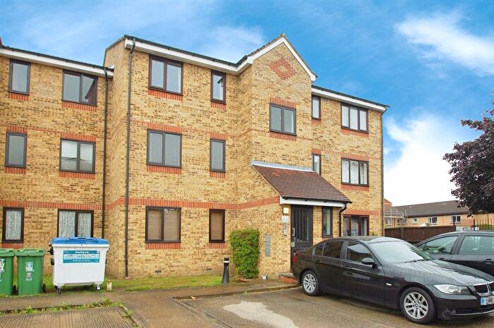 1 Bedroom Flat To Rent In Swallows Development, Watford, WD18