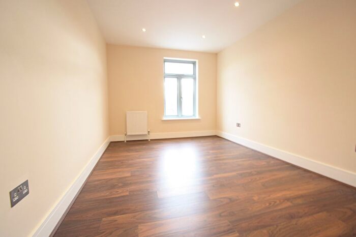 3 Bedroom Flat To Rent In Morden Road, Wimbledon, SW19