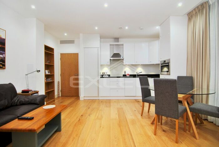 Cottage To Rent In Cornwall Crescent, London, Notting Hill, W11