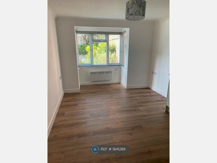 2 Bedroom Flat To Rent In Trimmers Field, Farnham, GU9