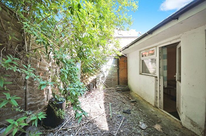 3 Bedroom Flat For Sale In Catford Hill, London, SE6