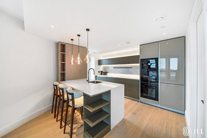 3 Bedroom Flat To Rent In Cascade Way, London, W12