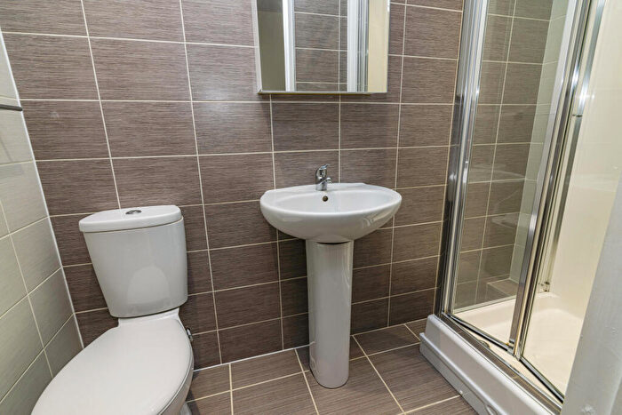 4 Bedroom Flat To Rent In Flat, Lord Tennyson House, LN1