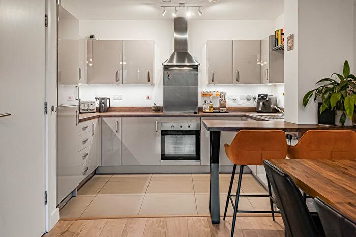 1 Bedroom Flat For Sale In St. Pauls Way, London, E3