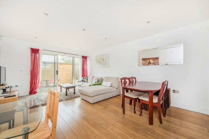 2 Bedroom House To Rent In Stanford Mews, Hackney, E8
