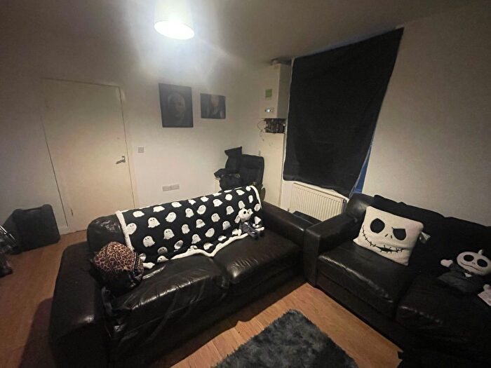 2 Bedroom Flat To Rent In Harlech Road, Leeds, LS11