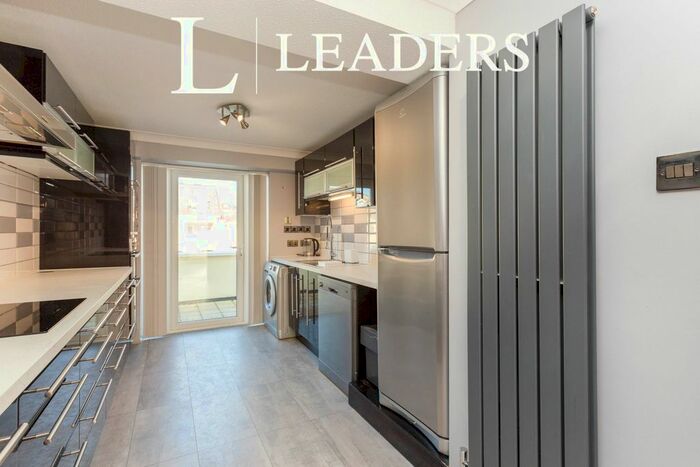 2 Bedroom Flat To Rent In Lakeside, Aylesbuy, Bucks, HP19