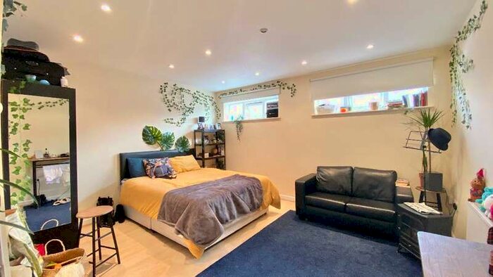 Apartment To Rent In Finchley Road, London, NW11
