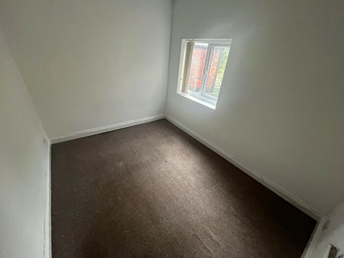 2 Bedroom Flat To Rent In Ashton Road, Oldham, OL8