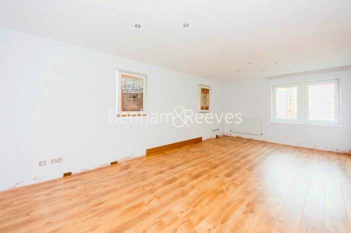 2 Bedroom Flat To Rent In Beckford Close, West Kensington, W14