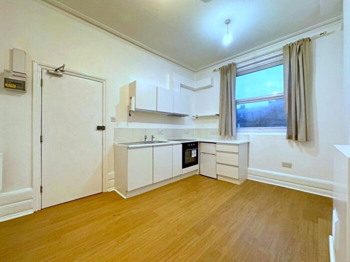Flat To Rent In Hornsey Road, Archway, N19