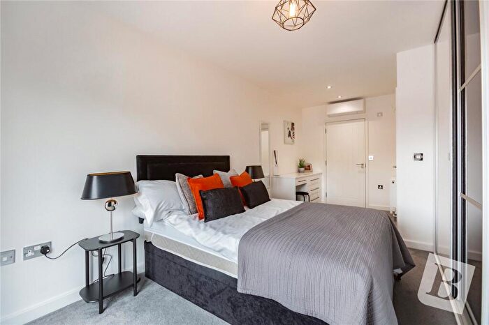 2 Bedroom Apartment For Sale In Upminster Road, Upminster, RM14