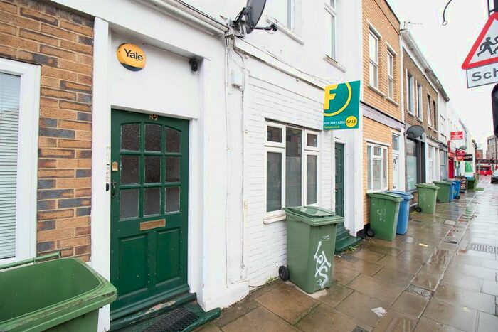 3 Bedroom Flat To Rent In Southampton Way, London, SE5