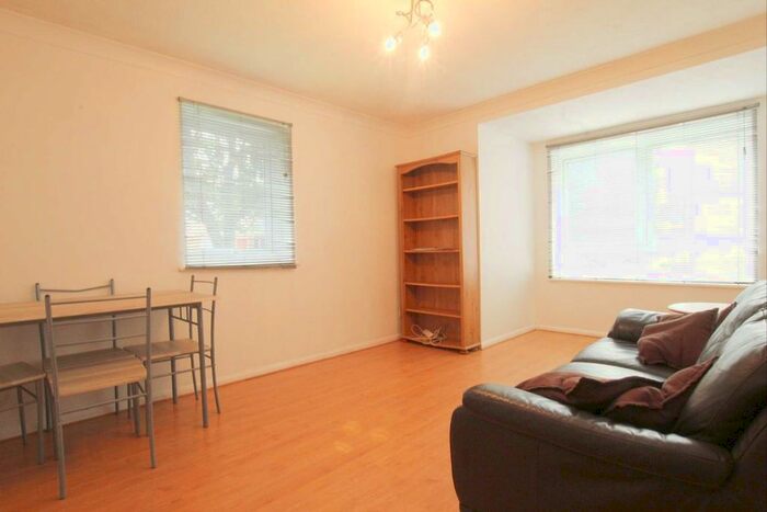 1 Bedroom Flat To Rent In Chaucer Drive, London, SE1