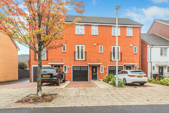 4 Bedroom Town House To Rent In Havergate Way, Reading, RG2