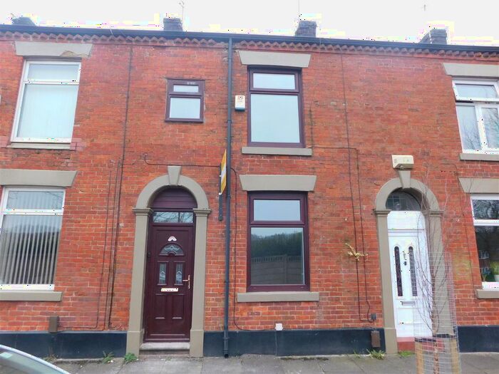 2 Bedroom Town House To Rent In Melrose Street, Oldham, OL1