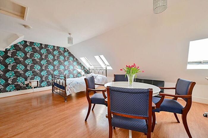 Studio To Rent In Chatsworth Gardens, Acton, London, W3