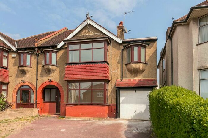 4 Bedroom Semi-Detached House To Rent In Alexandra Grove, North Finchley, N12