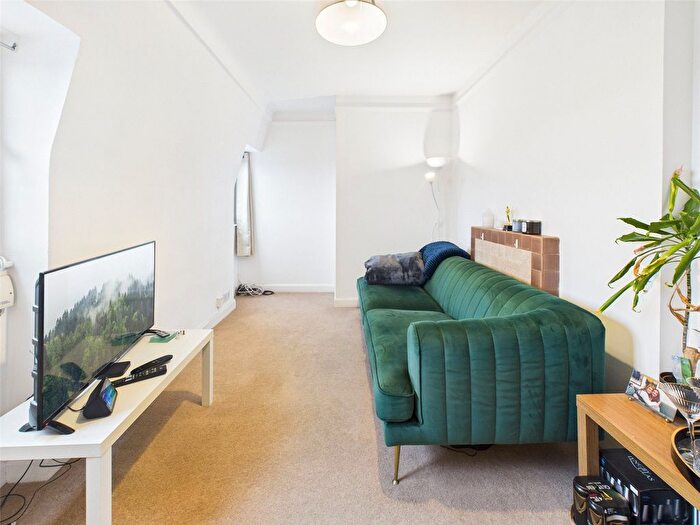 2 Bedroom Flat To Rent In Lebanon Court Richmond Road, Twickenham, TW1