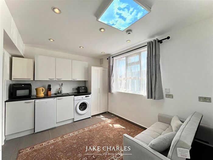 Studio To Rent In Summers Lane, North Finchley, London, N12