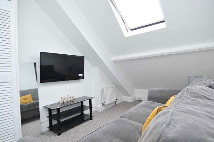 3 Bedroom Apartment To Rent In Napier Terrace, Top Floor Flat, PL4