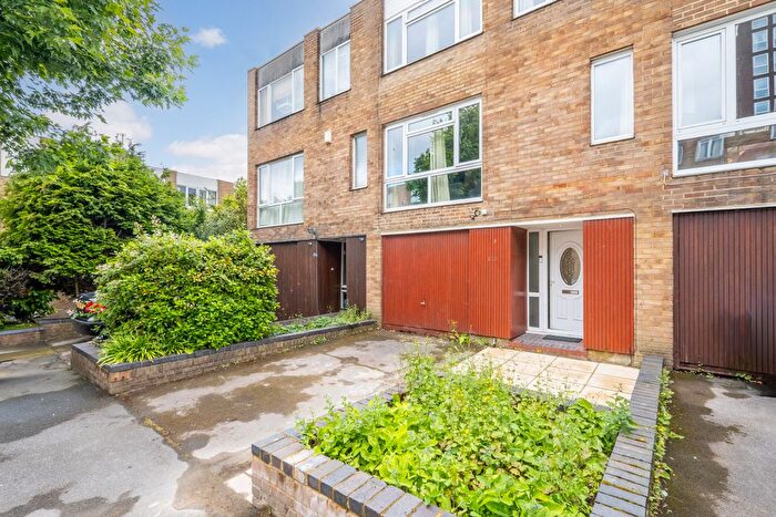 4 Bedroom End Of Terrace House To Rent In Turnpike Link, Croydon, CR0