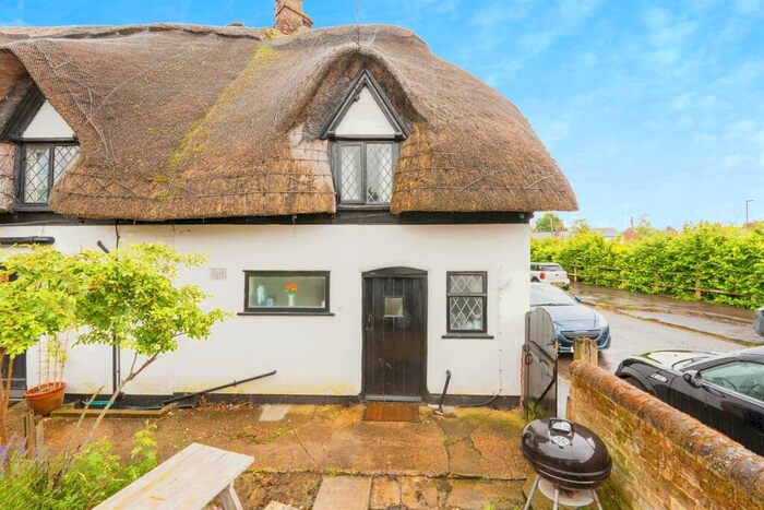 2 Bedroom Character Property For Sale In College Road South, Aston Clinton, Aylesbury, HP22