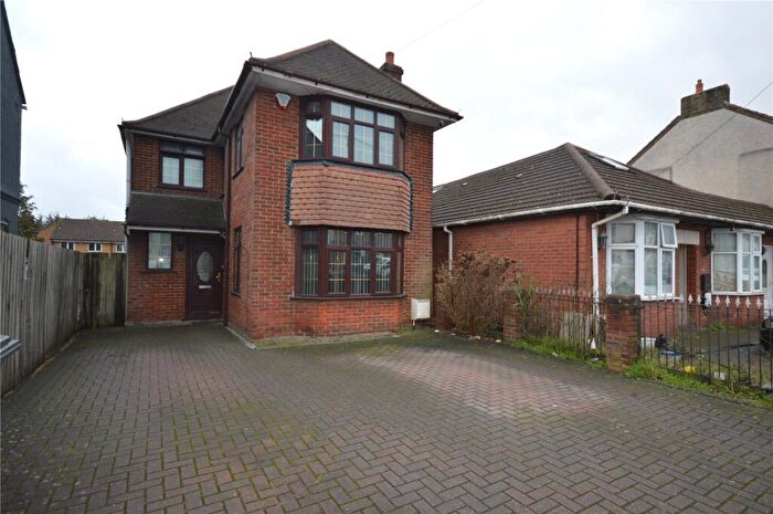 4 Bedroom Detached House For Sale In Waller Avenue, Luton, Bedfordshire, LU4