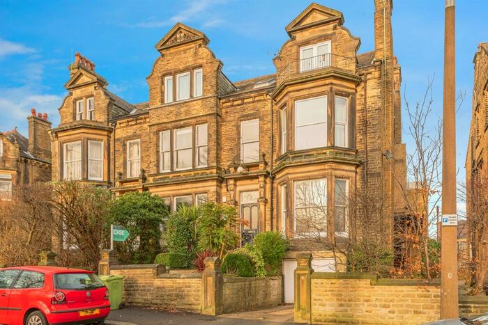 3 Bedroom Apartment To Rent In Park Drive, Huddersfield, HD1
