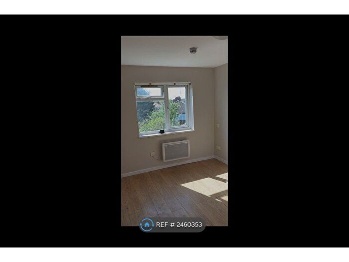 Studio To Rent In Hendon Way, London, NW2