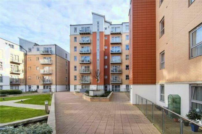 2 Bedroom Flat To Rent In Queen Mary Avenue, London, E18