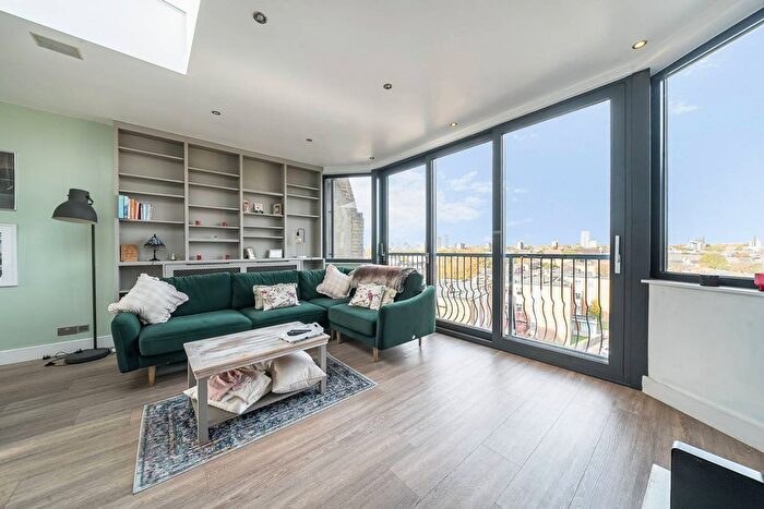 2 Bedroom Flat For Sale In Lavender Hill, Clapham, London, SW11