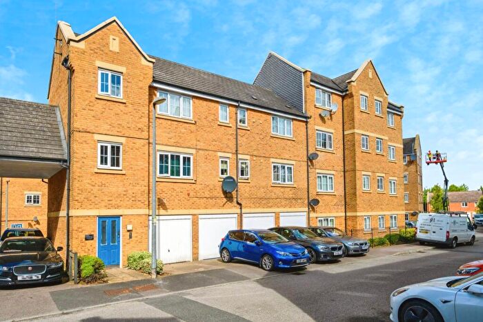 2 Bedroom Flat For Sale In Russett Way, Dunstable, Bedfordshire, LU5