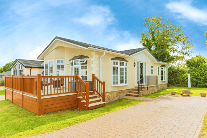 2 Bedroom Park Home For Sale In Saltash, Cornwall, PL12