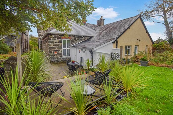 2 Bedroom House For Sale In High Street, Criccieth, LL52