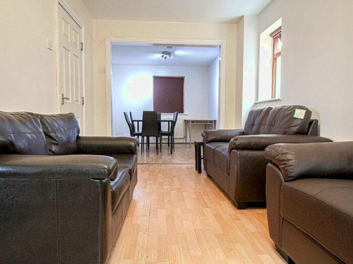 8 Bedroom Apartment To Rent In B Wellington Road #, M14