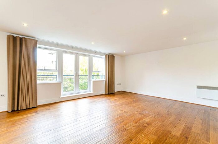 2 Bedroom Flat For Sale In Seven Kings Way, Kingston, Kingston Upon Thames, KT2