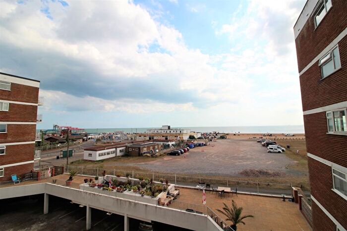 2 Bedroom Flat To Rent In Anne's Court, Sea Front, Hayling Island, PO11