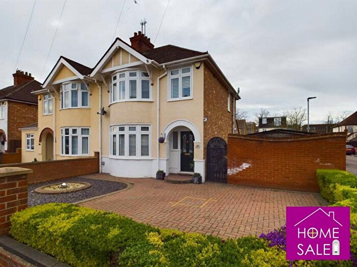 3 Bedroom Semi Detached House For Sale In Lynton Grove, Bedford, MK42