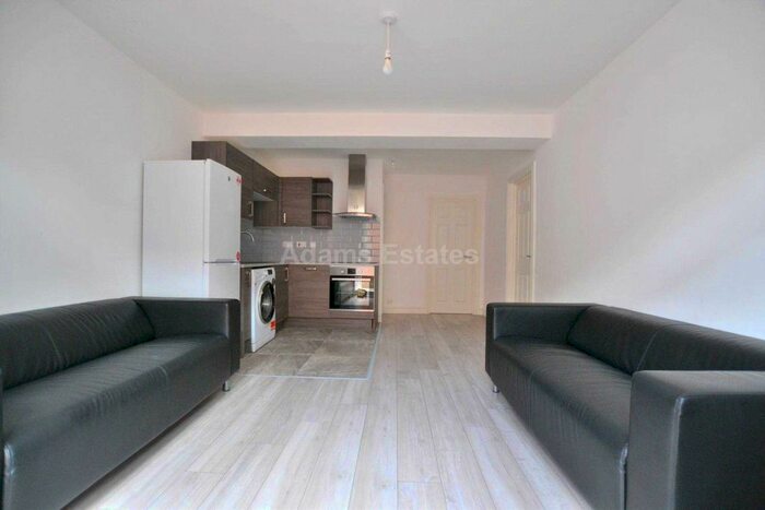 2 Bedroom Flat To Rent In Park View Drive South, Reading, RG10