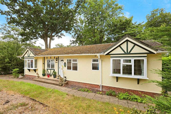 2 Bedroom Mobile/park Home For Sale In Deanland Wood Park, Golden Cross, Hailsham, BN27