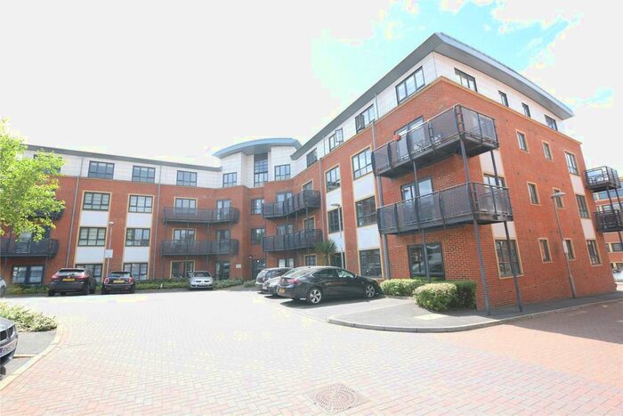 2 Bedroom Flat To Rent In Lincoln Court, Wallis Square, Farnborough, Hampshire GU14