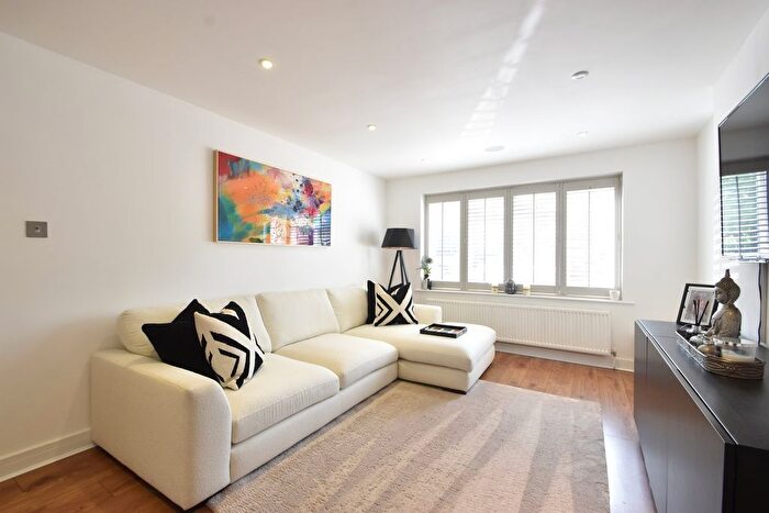 2 Bedroom Maisonette To Rent In Royston Avenue, Byfleet, West Byfleet, KT14