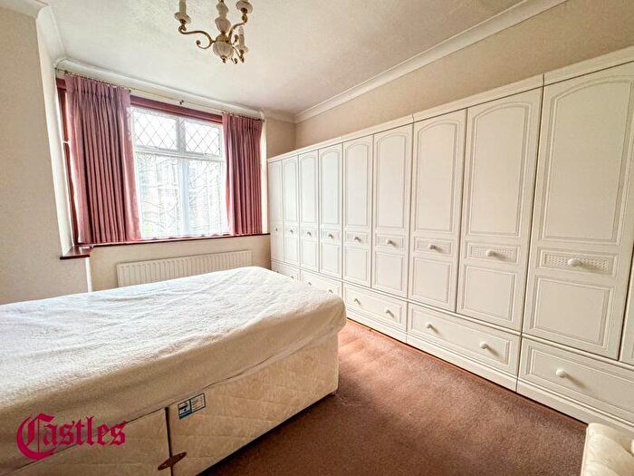 2 Bedroom Bungalow For Sale In Honey Lane, Waltham Abbey, EN9