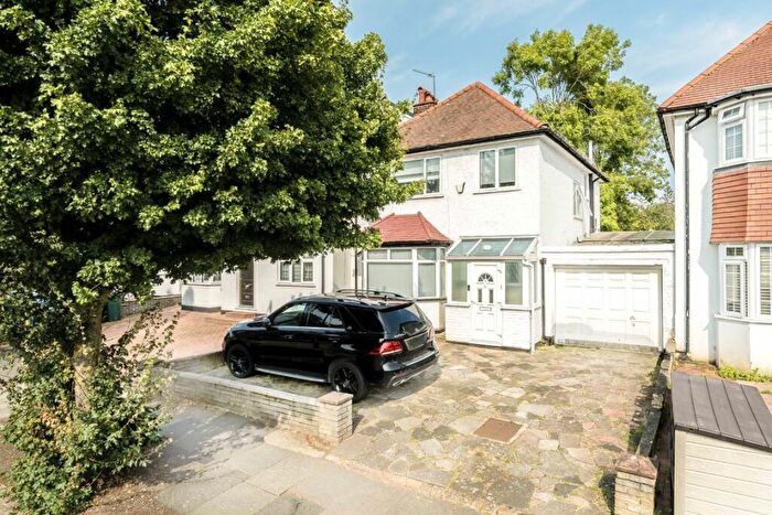 3 Bedroom Detached House For Sale In Shirehall Lane, London, NW4