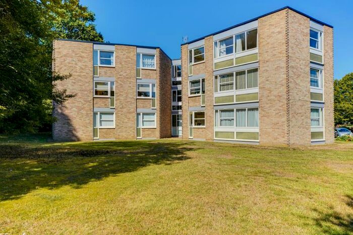 2 Bedroom Apartment To Rent In Heathside, Weybridge, Surrey, KT13