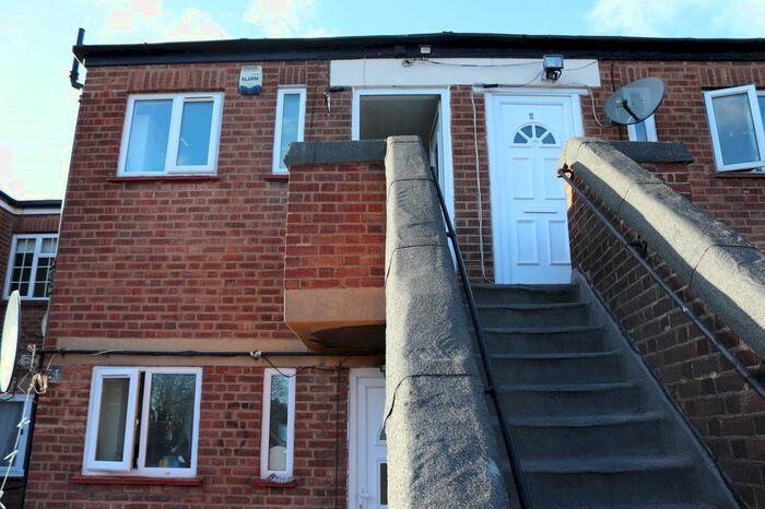 2 Bedroom Flat To Rent In Frinton Mews, Ilford, Essex IG2