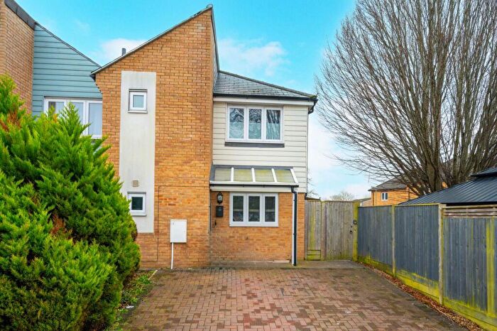 3 Bedroom Semi Detached House To Rent In Jacobs Green, Guildford, GU1